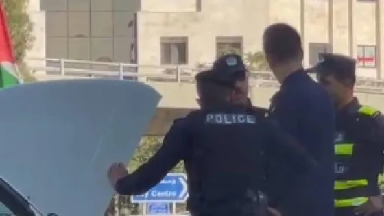 المشهد المعاصر | في ظل موجة حر استثنائية.. نشامى الأمن العام يجسدون دورهم الإنساني بمساعدة المواطنين