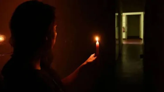 المشهد المعاصر | مراسل رؤيا: انقطاع الكهرباء عن أحياء واسعة في مدينة معان بسبب عيار ناري طائش