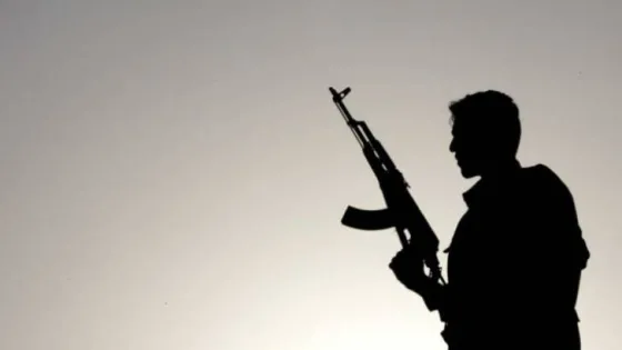 المشهد المعاصر | الأمن العام: القبض على شخص نشر فيديوهات يستعرض بها وهو يقوم بإطلاق عيارات نارية وارتكاب مخالفات مرورية خطرة