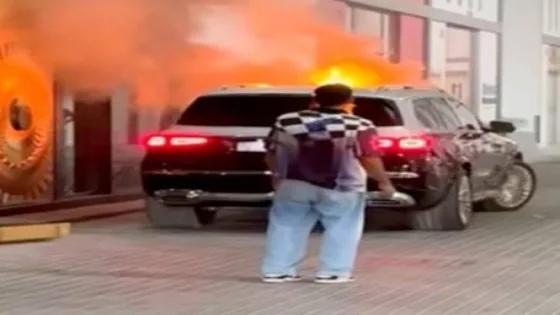 المشهد المعاصر | الإعلامي أنس بوخش ينجو من الموت بأعجوبة.. تفاصيل احتراق سيارته بالكامل