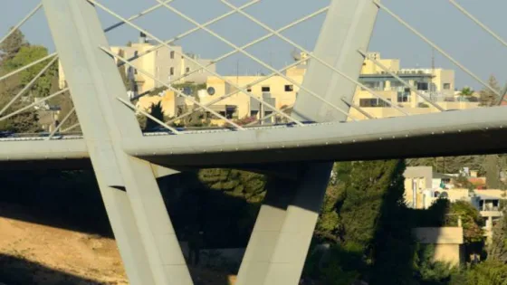 المشهد المعاصر | بسبب حمولة زجاج.. إغلاق جسر عبدون باتجاه الدوار الرابع
