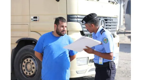 المشهد المعاصر | حملة ميدانية للأمن العام لتوعية سائقي الشاحنات بضرورة تأمين وتغطية الحمولات