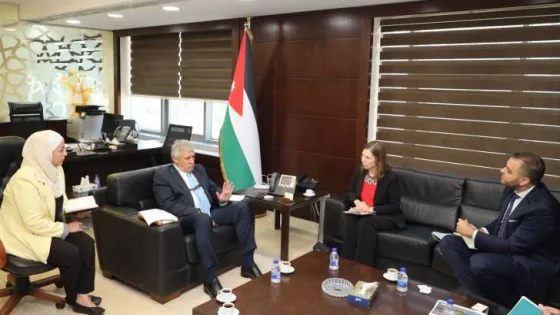 المشهد المعاصر | شراكة استراتيجية لتطوير النقل.. “النقل” والبنك الأوروبي يبحثان إعادة هيكلة خطوط حافلات إربد والزرقاء